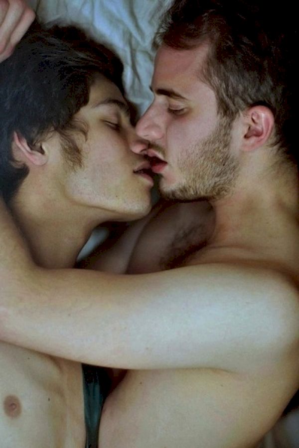 Couple Kissing - Real Sexy Gay Couples Kissing and Hugging Pics & Vids